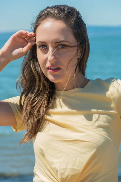 Brunette in yellow by the bay — Stock Photo, Image