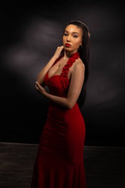 Kırmızı uzun boylu esmer