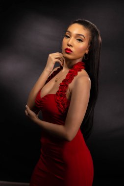 Kırmızı uzun boylu esmer