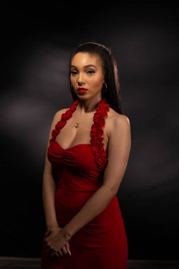 Kırmızı uzun boylu esmer