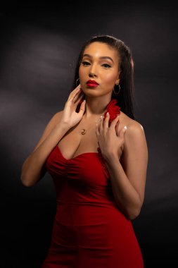 Kırmızı uzun boylu esmer