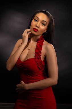 Kırmızı uzun boylu esmer