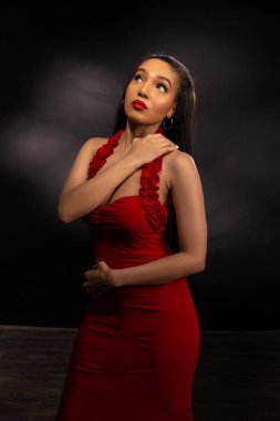 Kırmızı uzun boylu esmer