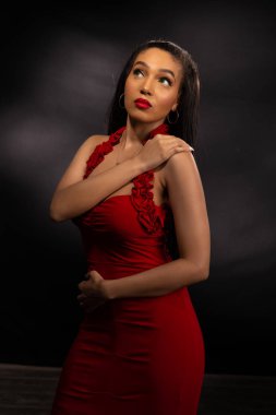 Kırmızı uzun boylu esmer