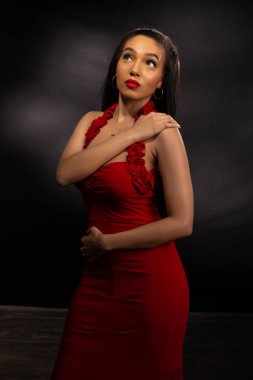 Kırmızı uzun boylu esmer