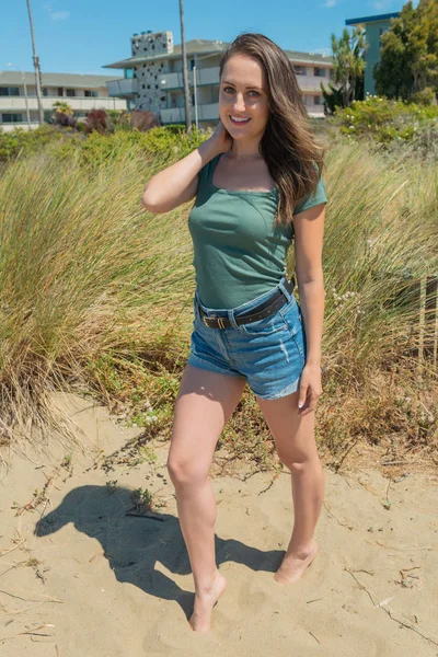 Brunette in Teal en blauw op een strand — Stockfoto