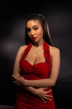 Kırmızı uzun boylu esmer