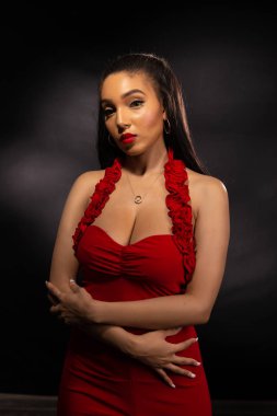 Kırmızı uzun boylu esmer