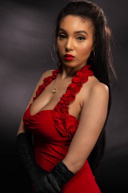 Kırmızı uzun boylu esmer