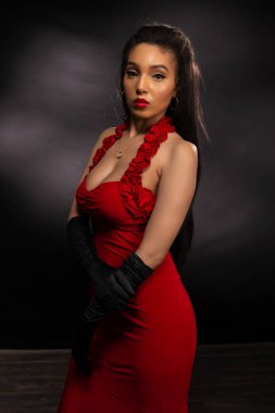 Kırmızı uzun boylu esmer