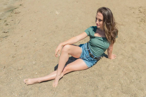 Brunette in Teal en blauw op een strand — Stockfoto