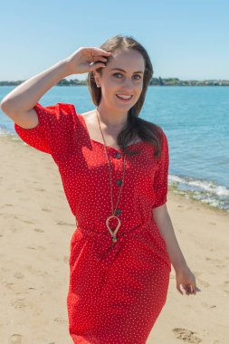 Bir plajda kırmızı esmer