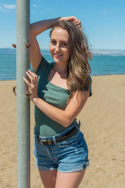 Brunette in Teal en blauw op een strand — Stockfoto