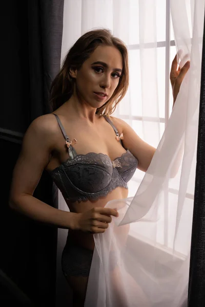 Brünette in lila dessous — Stockfoto