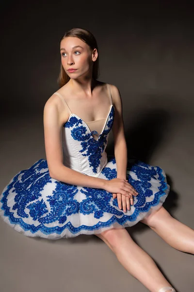 Ballerina in bianco e blu — Foto Stock