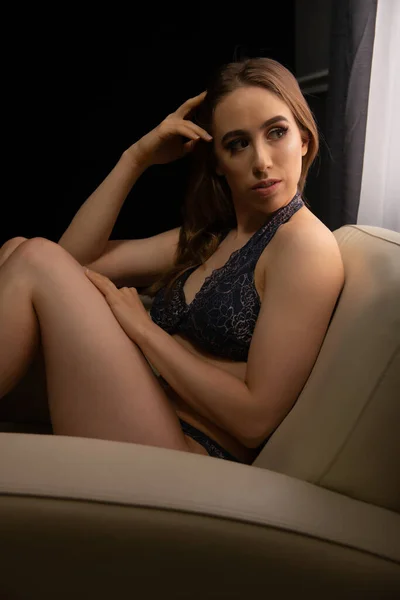 Morena em lingerie cinza azul — Fotografia de Stock