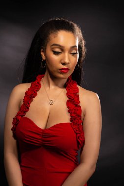 Kırmızı uzun boylu esmer