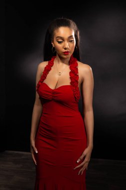 Kırmızı uzun boylu esmer