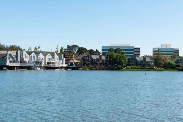 Kantoren en woningen aan het water — Stockfoto