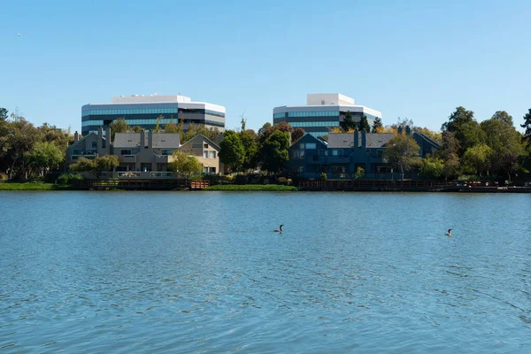 Kantoren en woningen aan het water — Stockfoto