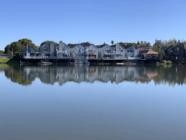 Eigenheime am Wasser — Stockfoto