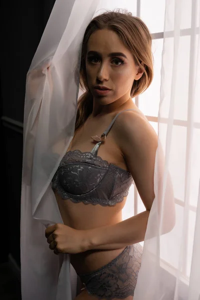 Brünette in lila dessous — Stockfoto