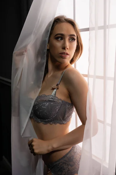 Morena em lingerie malva — Fotografia de Stock