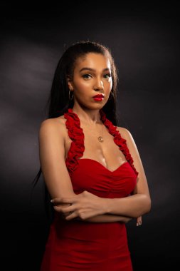 Kırmızı uzun boylu esmer