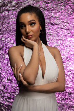 Beyaz uzun boylu esmer