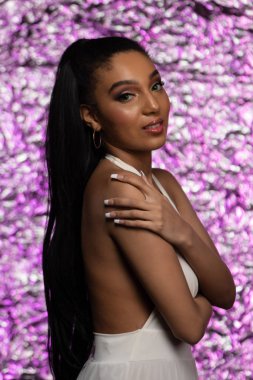 Beyaz uzun boylu esmer