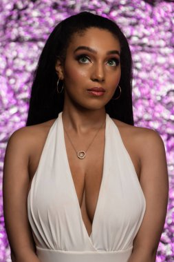 Beyaz uzun boylu esmer