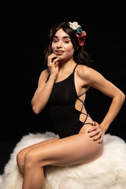 esmer bir siyah mayo