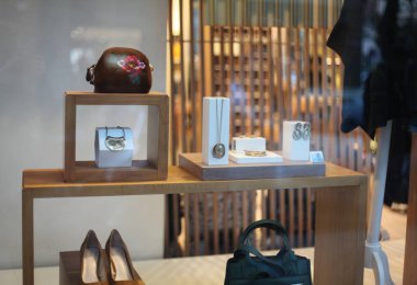 Vitrin ayakkabı, çanta ve aksesuarları. 