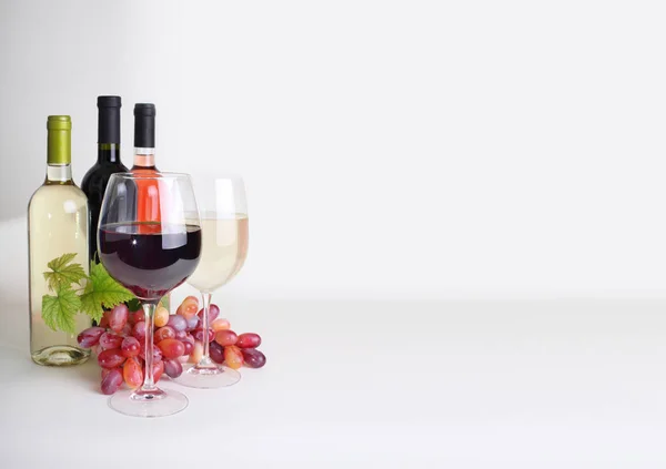 葡萄酒 酒杯和葡萄瓶 — 图库照片