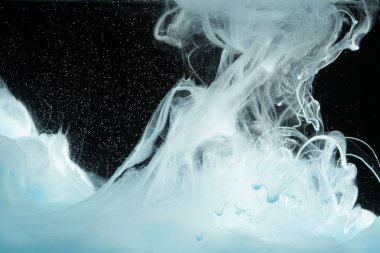 Sudaki akrilik renkler. Mürekkep lekesi. Soyut arkaplan.