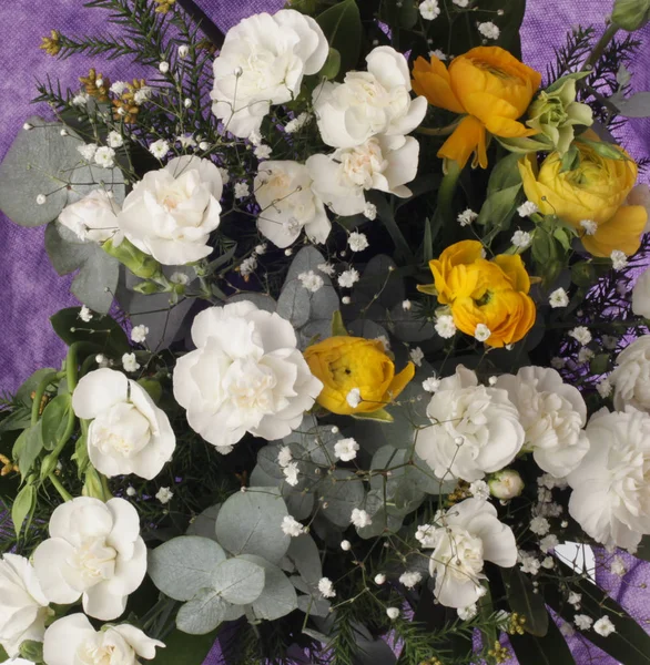 Ramo Flores Sobre Fondo Violeta —  Fotos de Stock