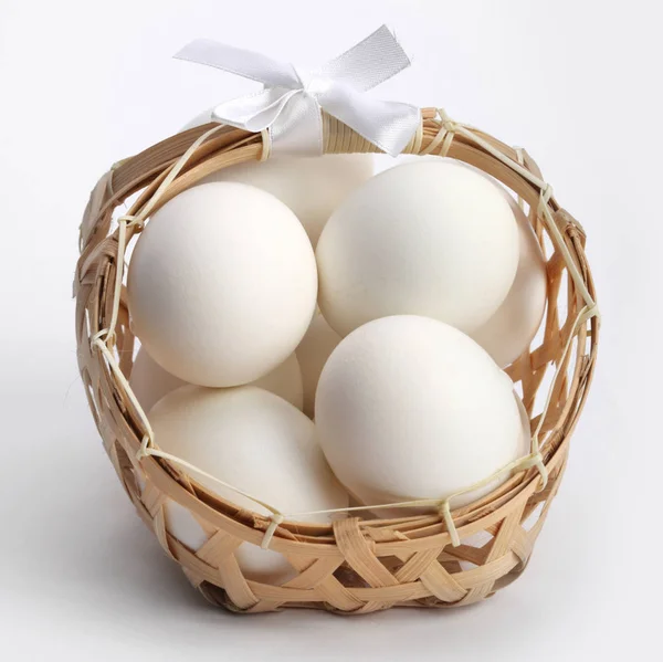 Açık Renkli Sepet Içinde Yumurta — Stok fotoğraf