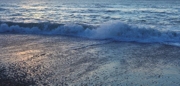 Blaue Meereswelle. Abendlandschaft. — Stockfoto