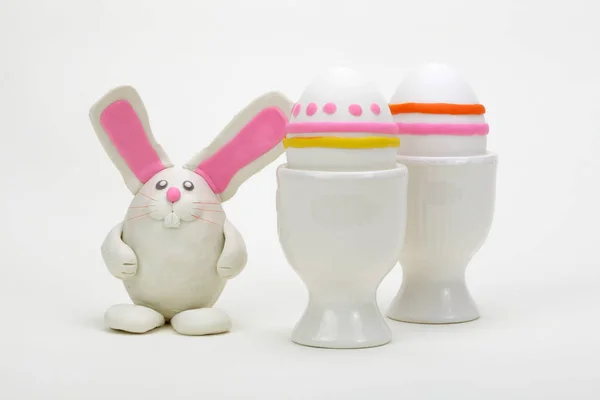 Conejo de plastilina con huevos de Pascua . — Foto de Stock