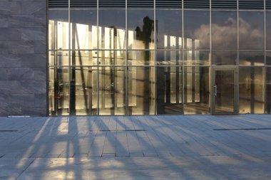 Cam pencere mimarisi arka plan oluşturur. Boş mağaza penceresi.