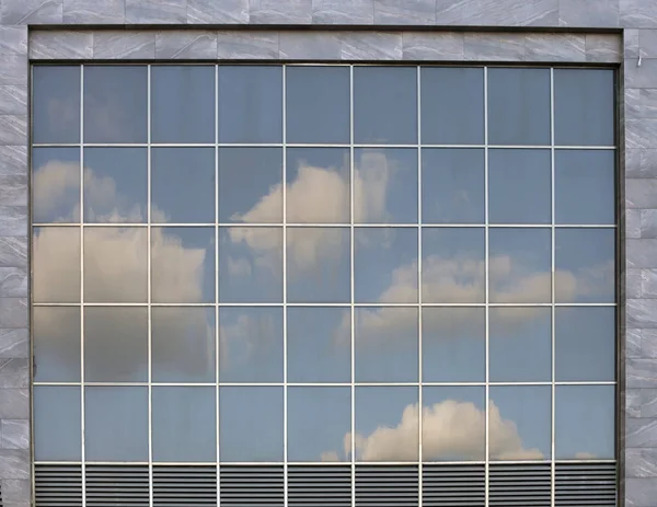 Архитектура стеклянных окон — стоковое фото