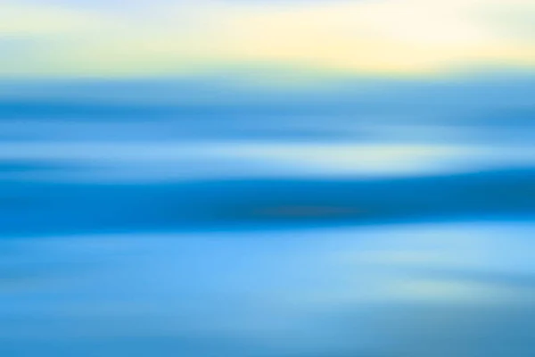 Sfocatura astratta fondo blu mare. Concentrazione morbida . — Foto Stock