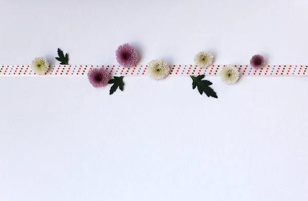 Papper ram med blomma på vit textur bakgrund. Hälsning ca — Stockfoto