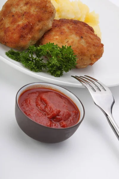 Chuletas asadas y puré de papas en el plato — Foto de Stock