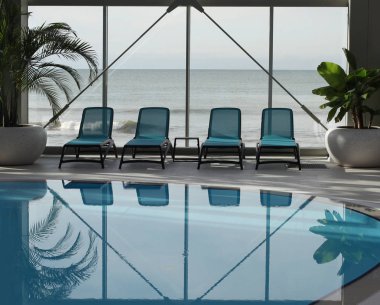 Yüzme havuzlu spa alanı 