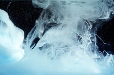 Sudaki akrilik renkler. Mürekkep lekesi. Soyut arkaplan.