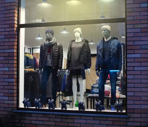 Night shopwindow with dressed mannequins — Stock Photo, Image