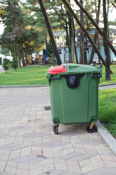 Duży zielony plastikowy śmietnik na ulicy — Zdjęcie stockowe