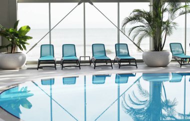 Yüzme havuzlu spa alanı 