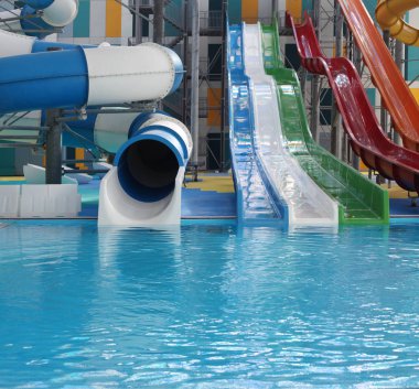 Su parkı. Mavi yüzme havuzu. Aquapark.